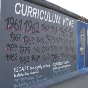 Art commemorating deaths at the Berlin Wall, on the Berlin Wall East Gallery