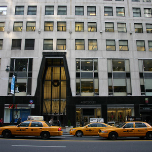 Yellow taxi cabs in front of the Chrysler Building