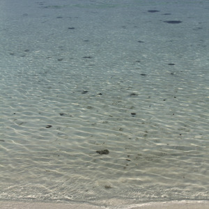 Clear water on the beach of Hanimaadhoo Island