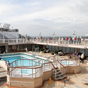 Lido deck pool, Queen Elizabeth