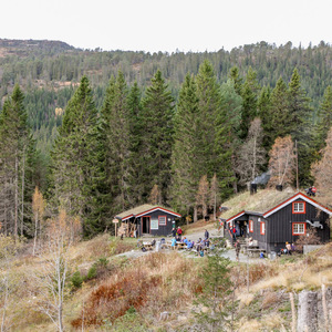 Grønlia hut on Skjellbreia Lake