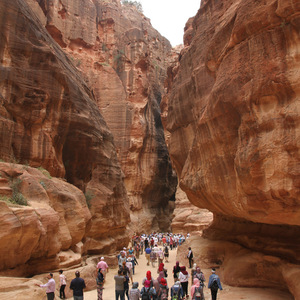 Crowds walking through the Siq